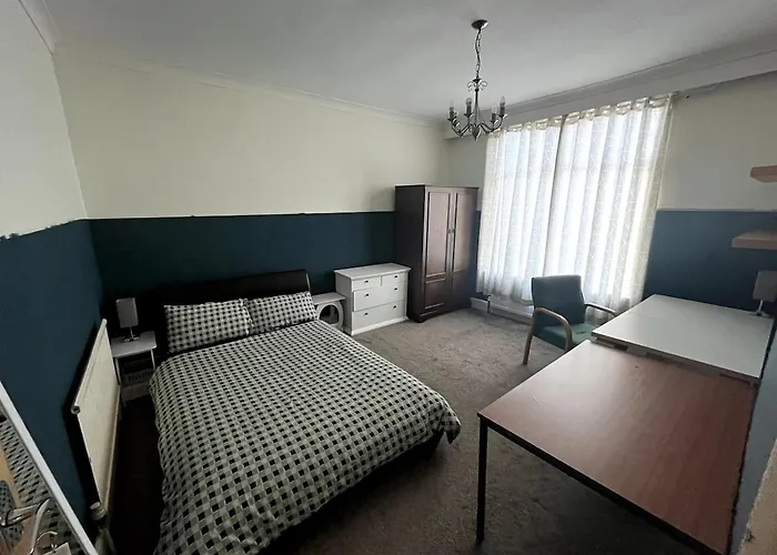 Double Room - Town & University Nearby, 24H Bus, Airport-Linked